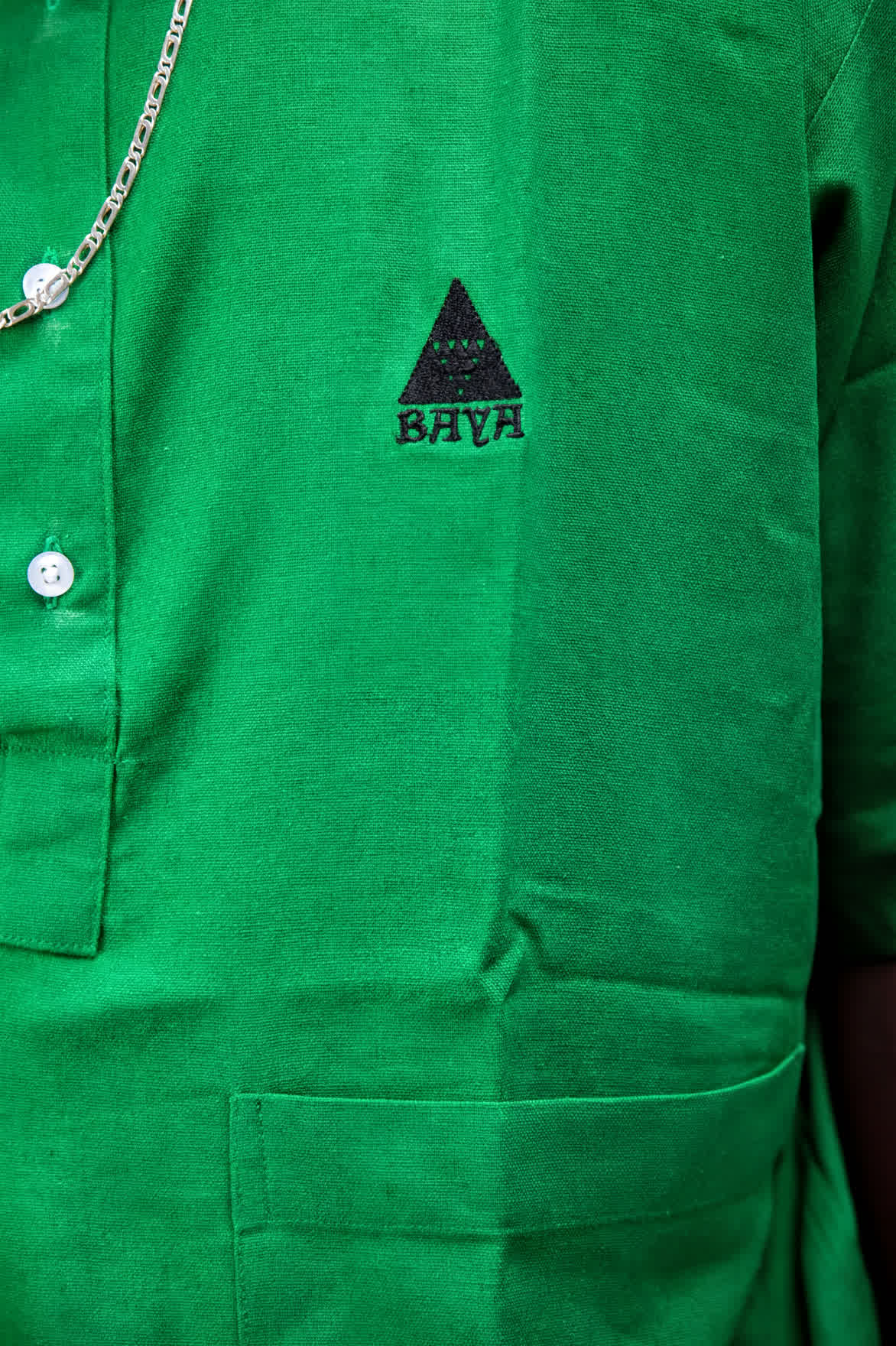 Détail de la broderie triangle BAYA